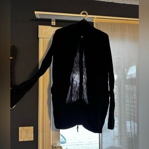 Excellent condition. No flaws just fuzzies from closet
On it that I’ll remove